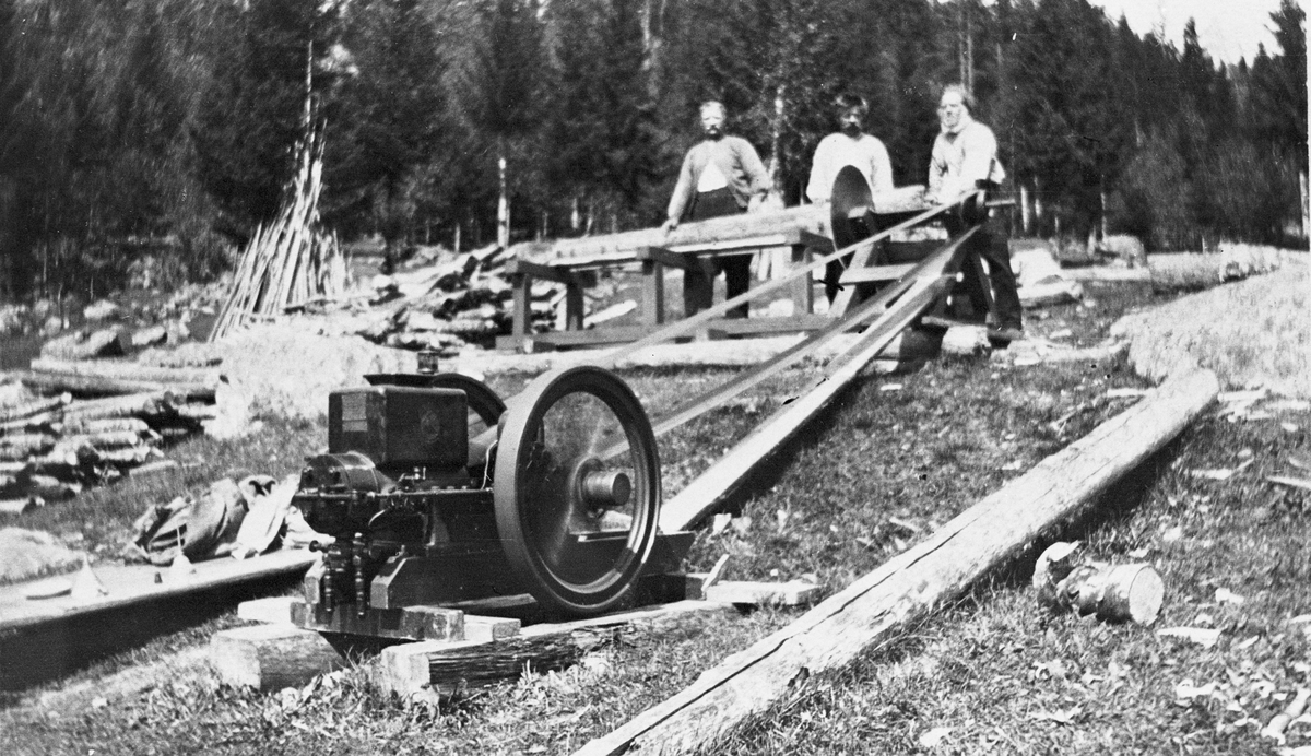 Vedkapping på Skåla. Vedkapperen er laget av Elling E. Skålen og drevet av bensinmotor. Ca. 1920.