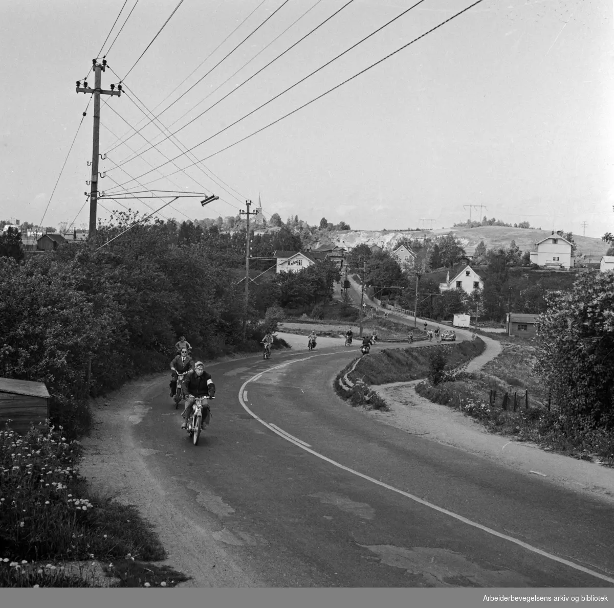 Arbeiderbladet arrangerer moped-tur fra Yongstorget til Frambu (Siggerud i Ski kommune) i samarbeid med Norges Sykkel- og Mopedeieres Forening, 10. juni 1958.