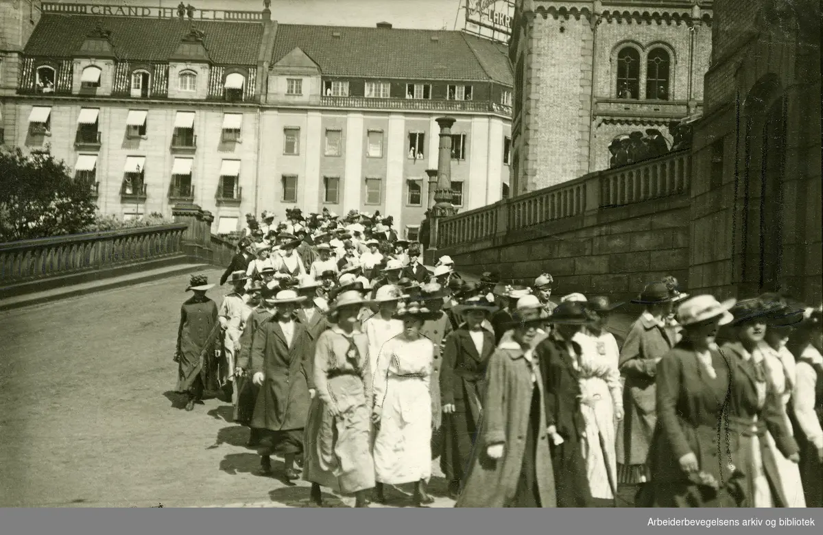 40.000 deltagere i dyrtidsdemonstrasjon utenfor Stortinget 6 juni 1917. .