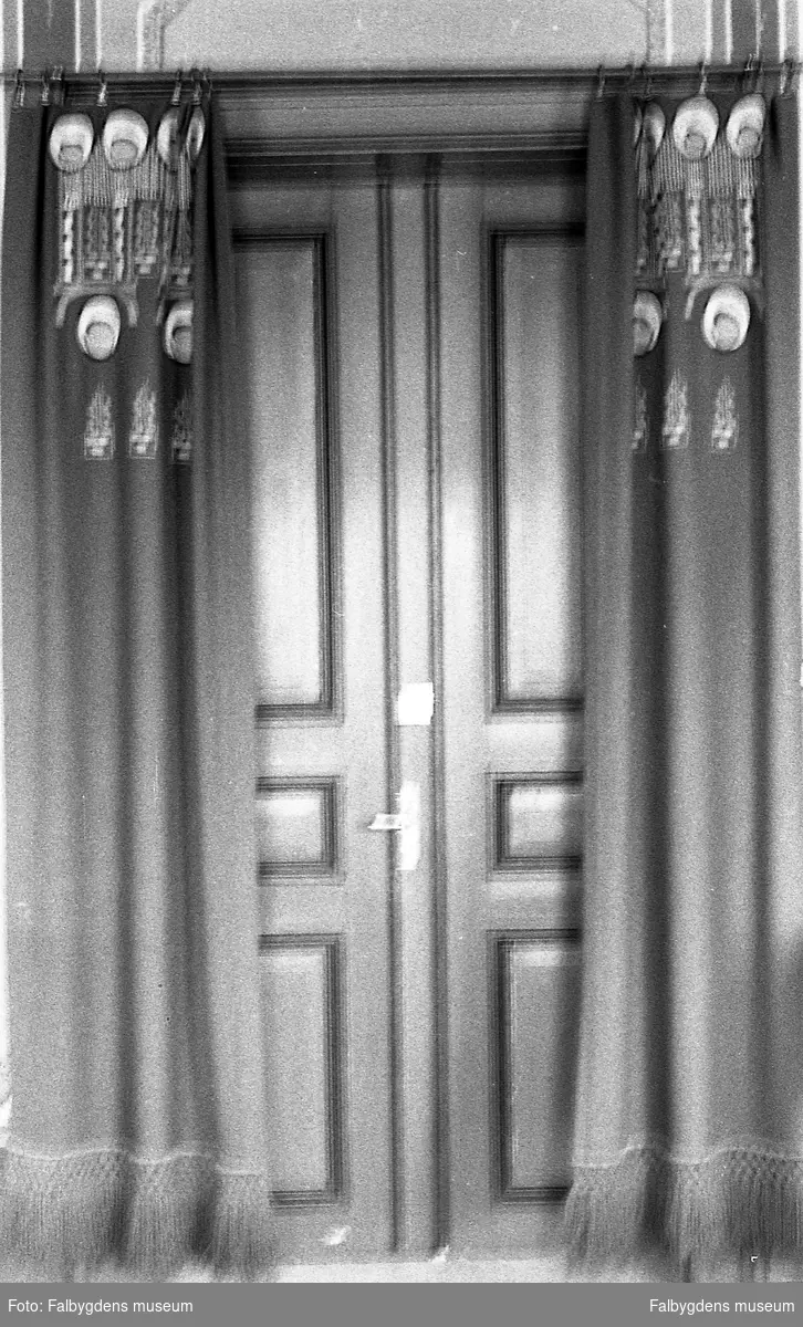 Byggnadsinventering 1972. Boktryckaren 2. Bruna döbattangdörrar (suddig bild).