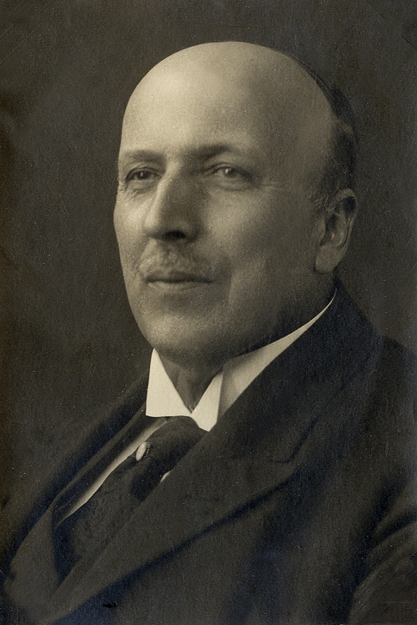 Foto av en medelålders man i kostym, stärkkrage och slips. Bröstbild, halvprofil. 
Ateljéfoto, ca 1925.