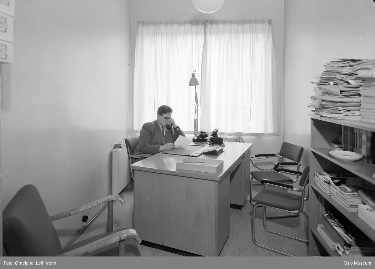 Fotorama filmutleiebyrå, interiør, kontor, skrivebord, mann