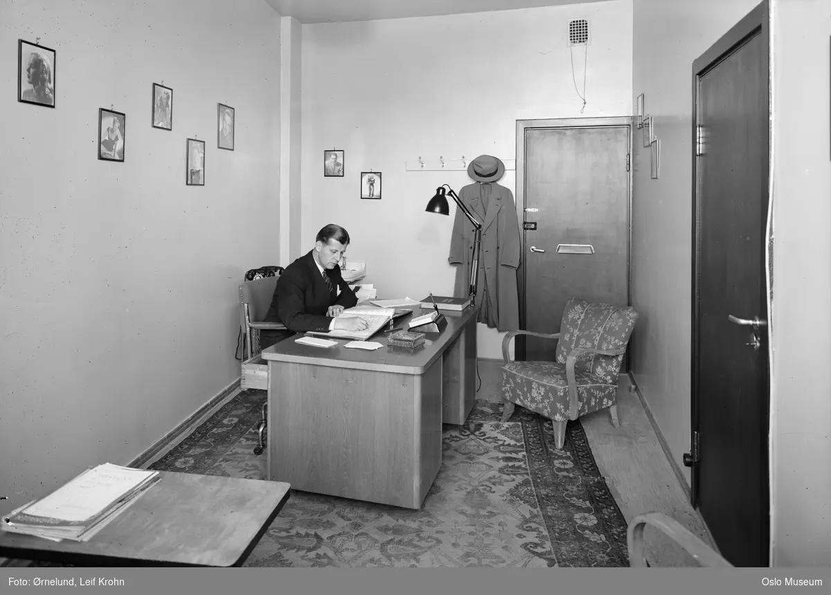 Fotorama filmutleiebyrå, interiør, kontor, skrivebord, mann