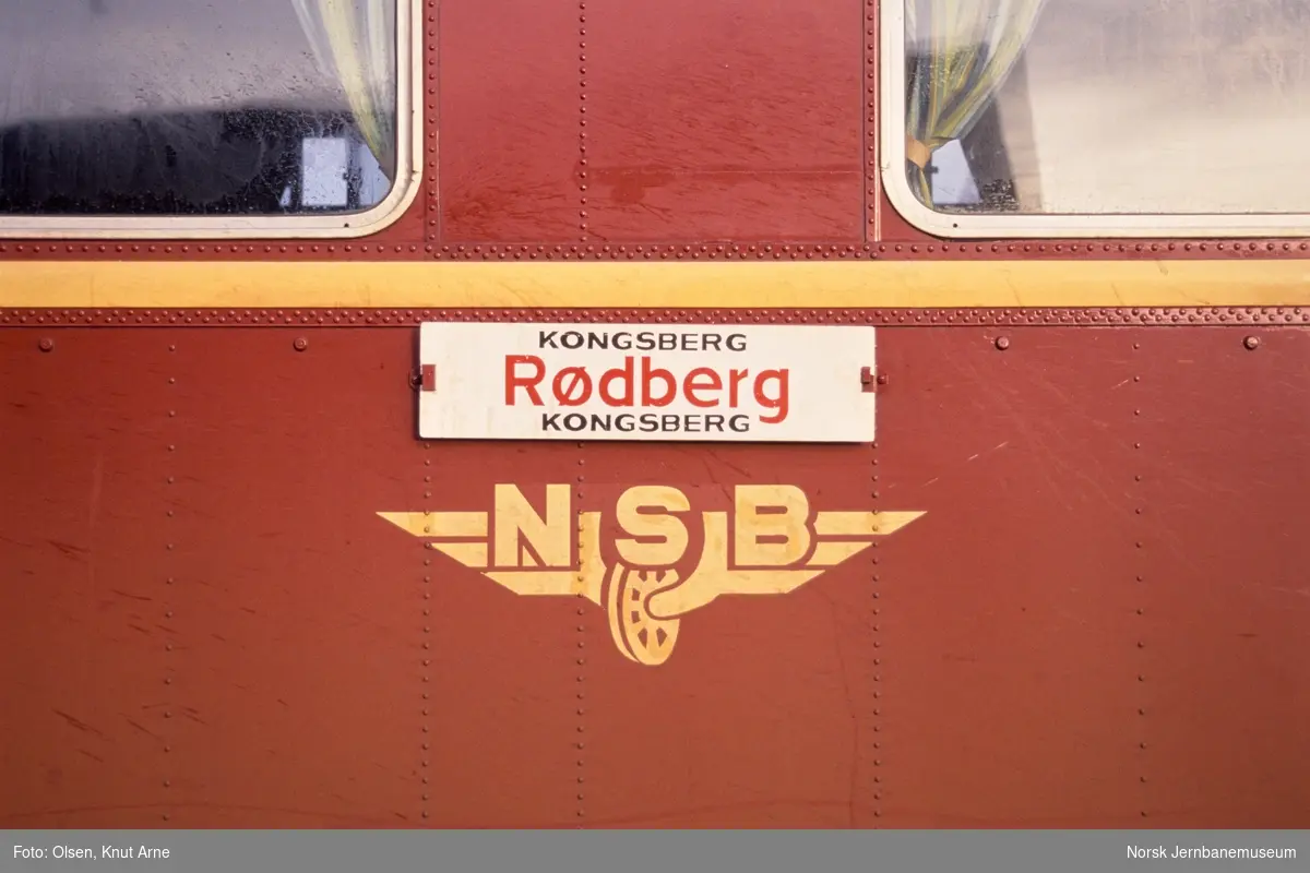 Destinasjonsskilt Kongsberg-Rødberg-Kongsberg på dieselmotovogn BM 86 25