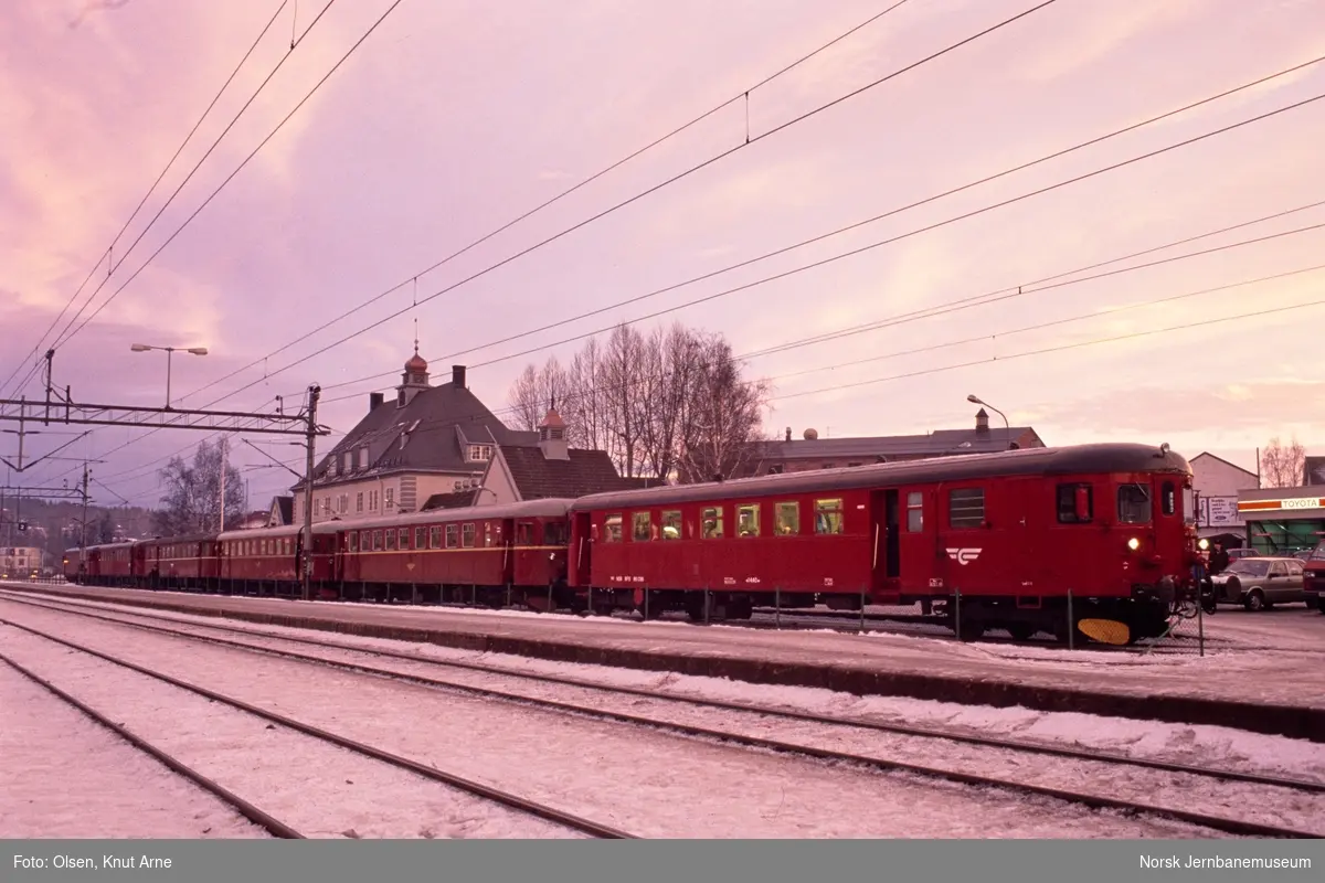 Siste ordinære persontog til Rødberg på Kongsberg stasjon. Styrevogn BFS 86 99 (nærmest), dieselmotorvognene BM 86 25, 86 12, styrevogn BFS 86 98 og diselmotorvognene 86 15 og 86 20