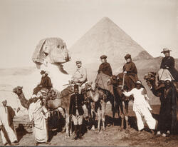 Pyramidene  og Sfinxen i Egypt. I midten bak på kameler f.v.