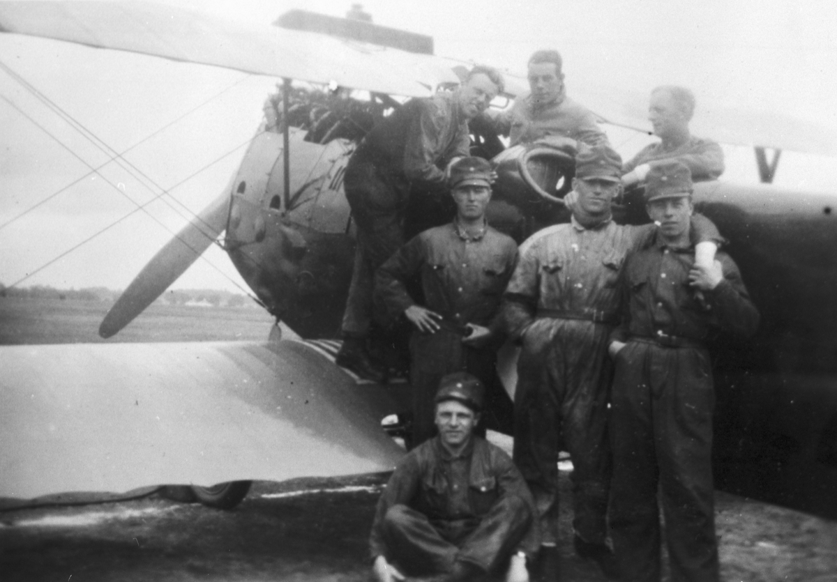 Sju militärer vid ett flygplan Phönix Dront, ca 1918-1930.