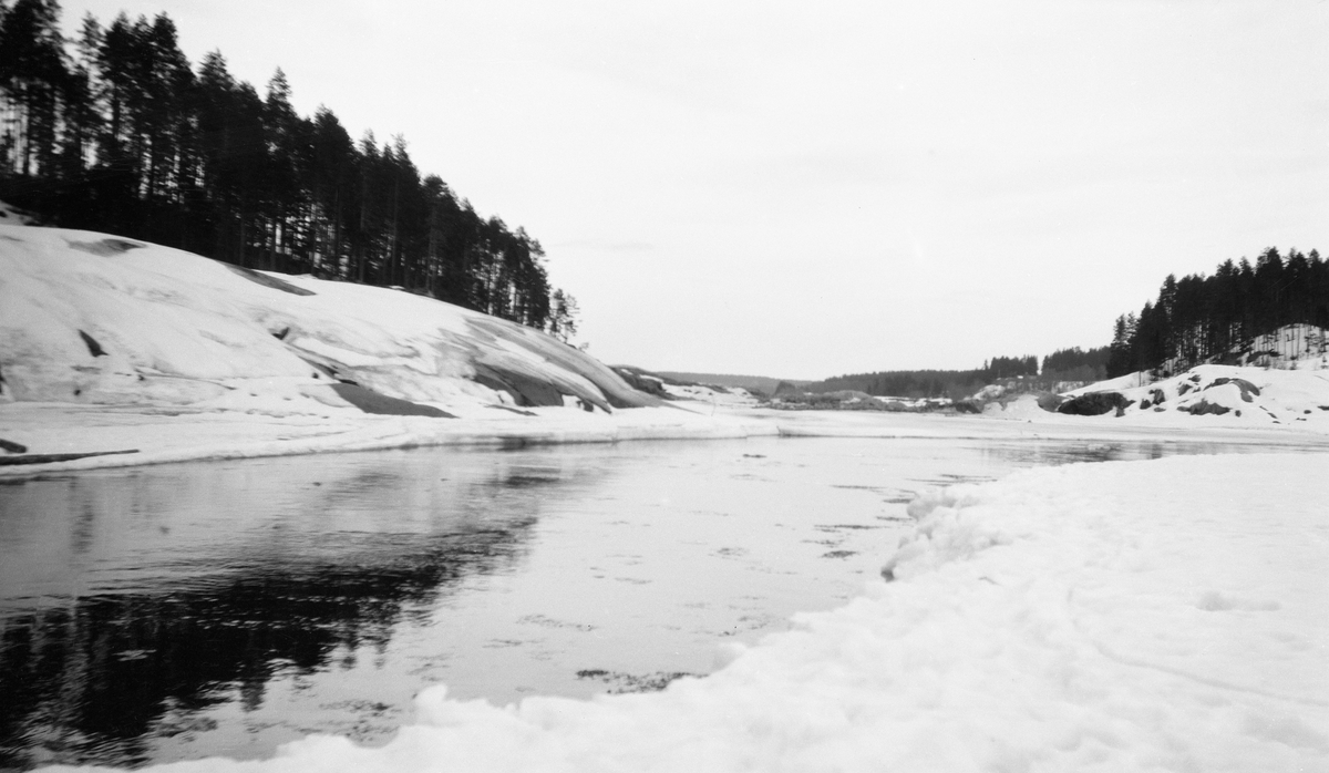 Råk i isen på Glomma i Fossvika ovenfor Braskereidfoss i Våler, Hedmark, i april 1928, etter at noe av isen var sprengt.