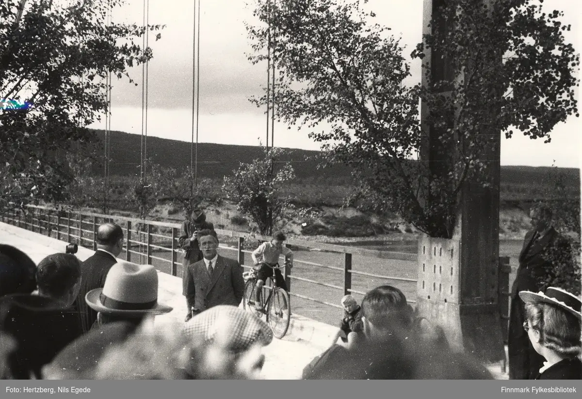 Tana bru ble åpnet i august 1948. Fylkesmann Peder Holt holder tale. Se også de andre åpningsbildene 346-358.