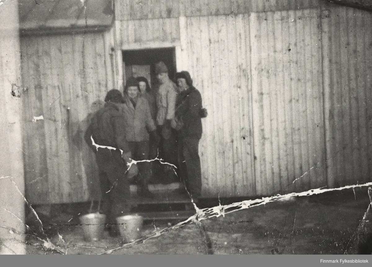 5 menn på trappen til Styrbrakka i Berlevåg, i 1954. Fra venstre: Sivert N. Jakobsen, Sivert Jakobsen, ukjent og Mathis Per Aikio.