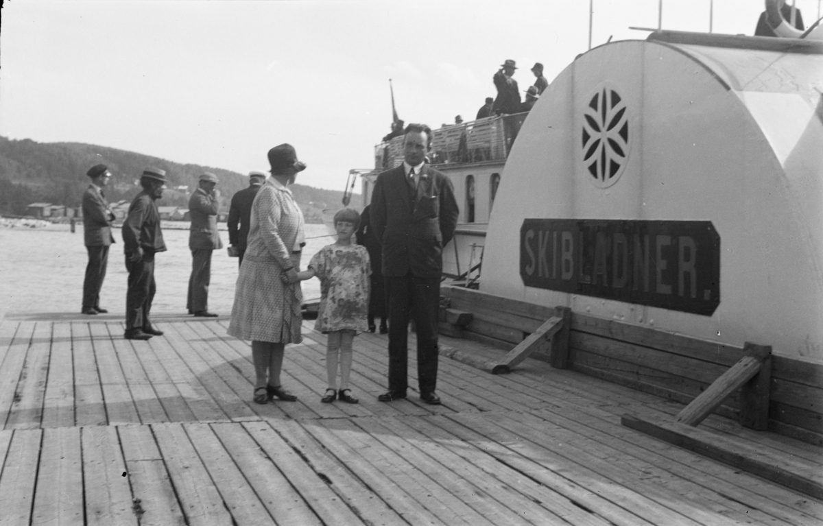Mjøsa, dampskipet Skibladner ved Lillehammer brygge, kvinne og mann med jente mellom seg poserer.