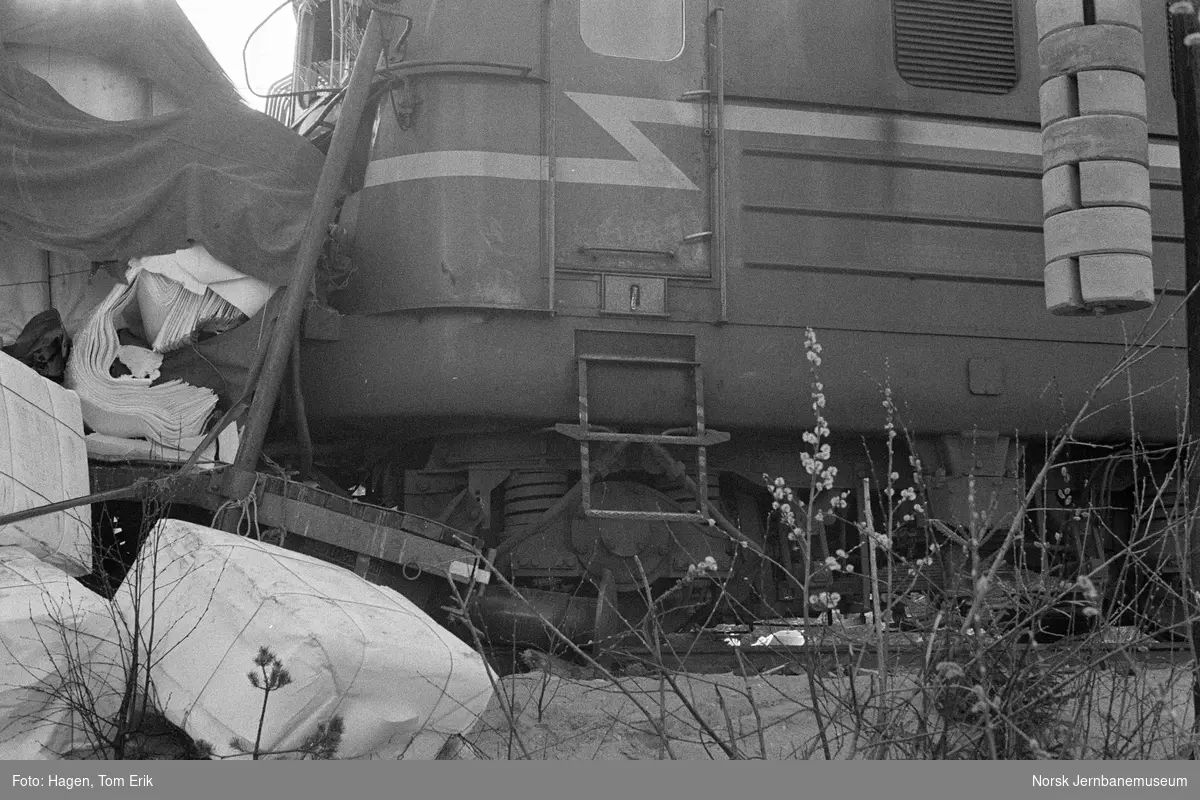 Skadet elektrisk lokomotiv El 11 2089 etter sammenstøt med godsvogn litra Tl3 type 1 nr. 14544 ved Toten Cellulose sidespor ved Nygard