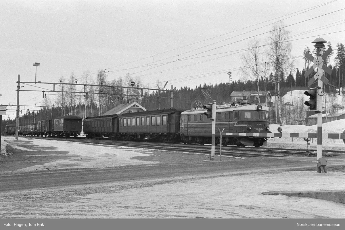 Kryssing på Nygard stasjon mellom godstog til Gjøvik (nærmest) og persontog til Oslo Ø