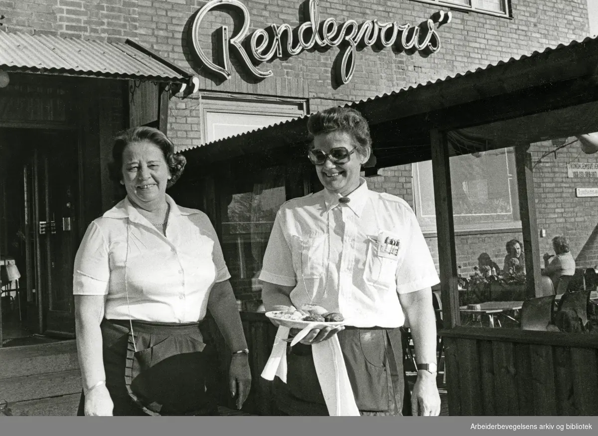 Servitørene Hjørdis Holthe og Lillian Nilsen på restaurant Rendez-vous på Sinsen i Oslo. På folkemunne kalt "Renna". Juni 1978.