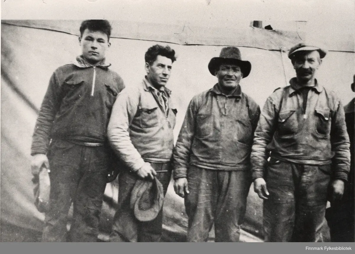 Gruppebilde av fire menn, Stonga i Sør-Varanger, 1933. Fra venstre: Mikkel Smuk, Kolpus, Rasmussen og formann F. G. Erikson.