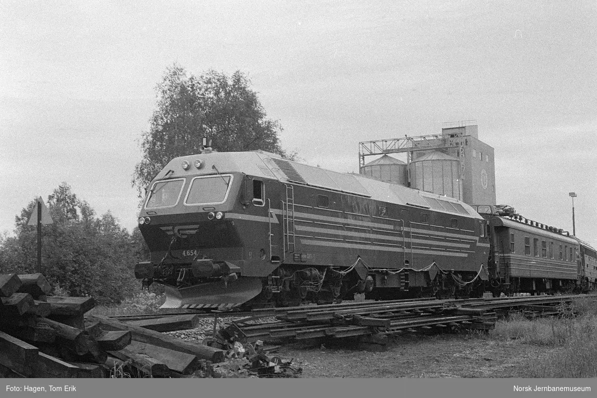Prøvekjøring med diesellokomotiv Di 4 654 for måling av sporkrefter, her på Koppang stasjon