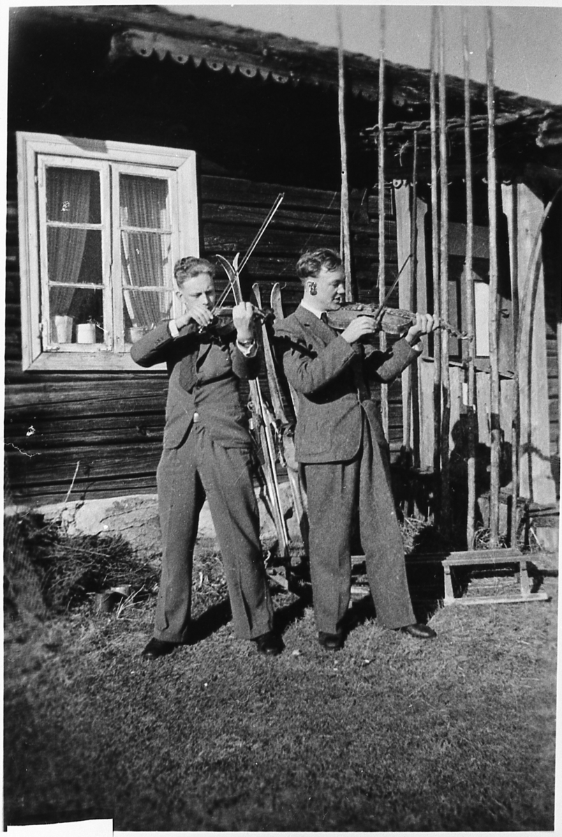 To menn med feler. Asle Hagen til venstre, en ukjent. Foran stua på midtre Lie, ca. 1930.