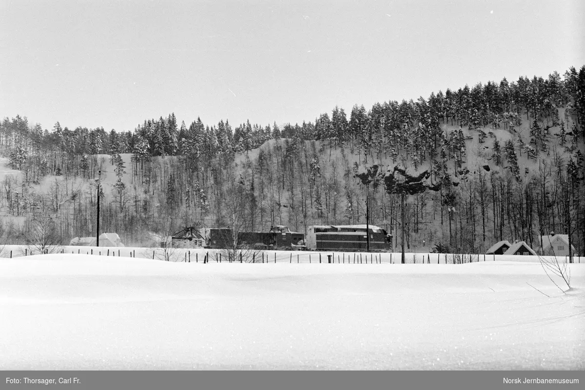 Diesellokomotiv Di 2 840 med snøryddingstog på Grovane. Til høyre roterende snøplog DiR1 501, til venstre sporrenser