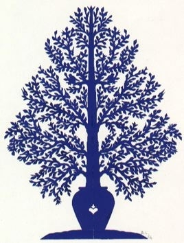 Motivet är klippt i blått papper och motivet är ett träd med fåglar i och det står i en kruka. Motivet heter "24 fåglar i ett blommande träd".