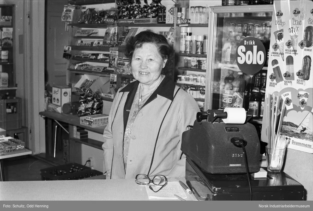 Kvinne bak disken i butikken på Frøystul.