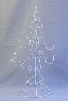 Julträd i trådtjack. Trädet har åtta armar för ljushållare.
