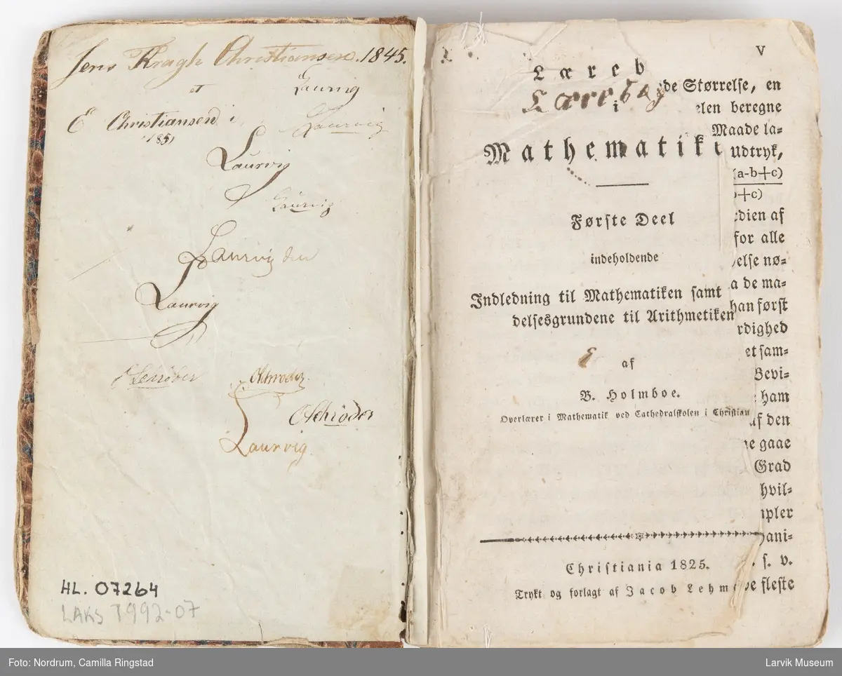 Bok om Matematikk

På innsiden av permen står følgende signaturer:
Jens Kragh Christiansen 1845 - Laurvig.
E. Christiansen 1851 - Laurvig.