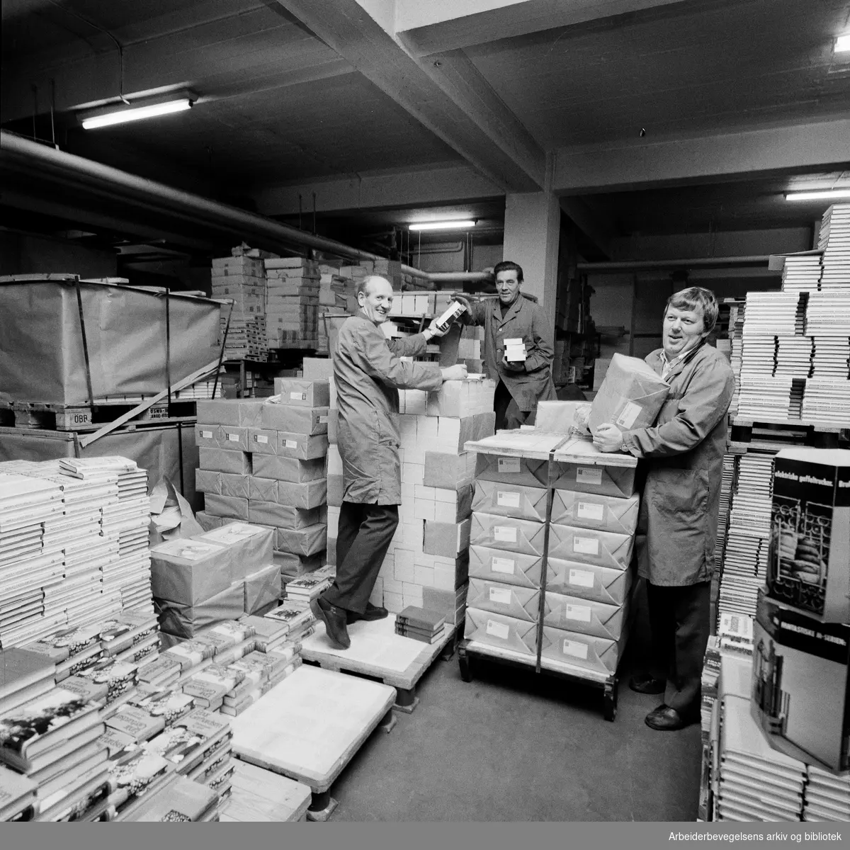 Tiden Norsk Forlag. De ansatte på boklagret forbereder julesalget. Fra venstre: Ragnar Udnes, Harald Frank og Willy Friis. Desember 1975