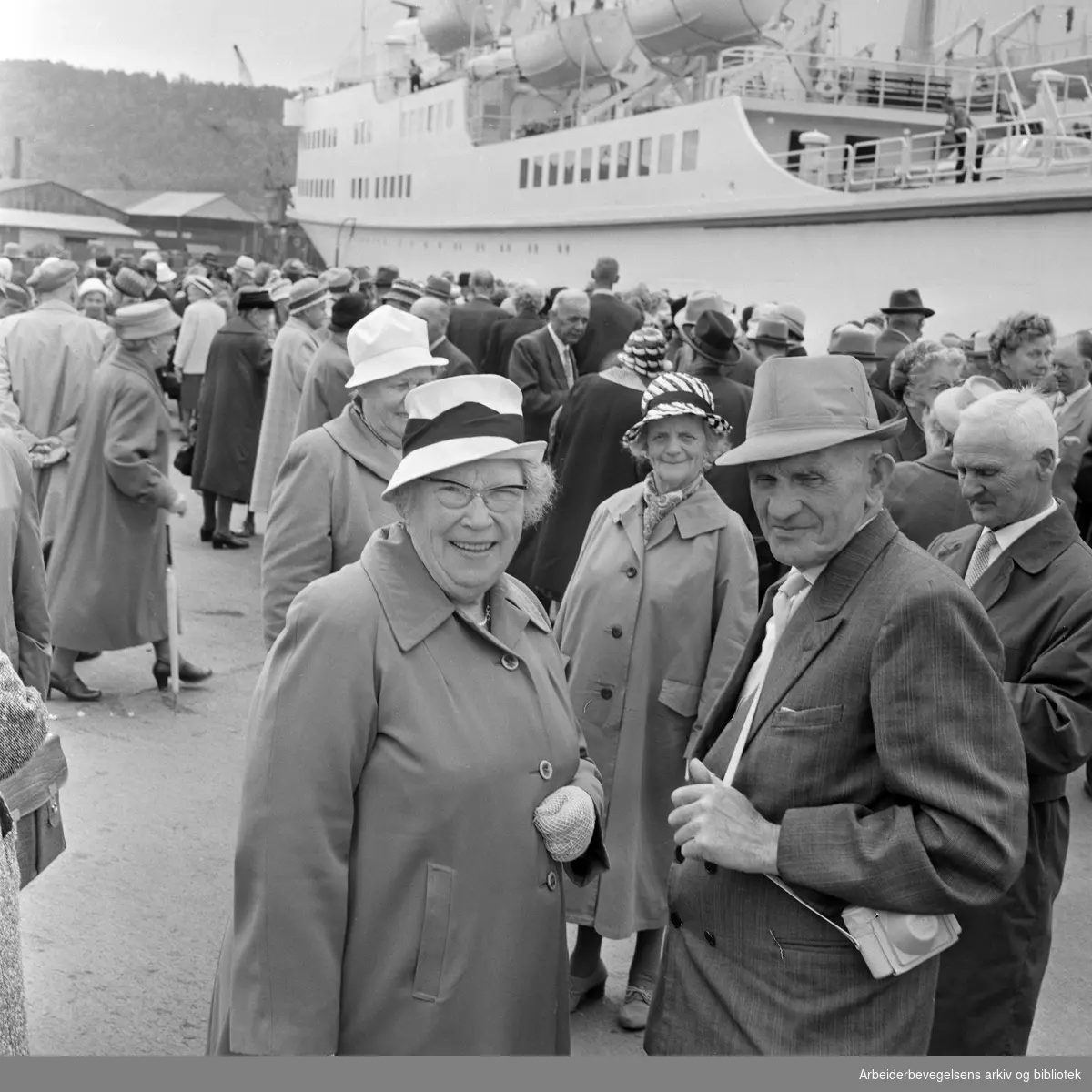 Oslo fylkesforening for trygdede og pensjonister arrangerer fjordtur med Da-No Linjens MS Holger Danske. Mary og Arnold Nilsen. Juni 1964