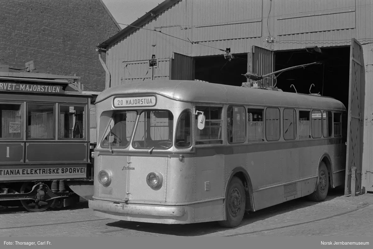 Oslo Sporveiers trolleybuss nr. 810 med kjennemerke A-15810 utenfor Vognhall 5 på Majorstuen i Oslo