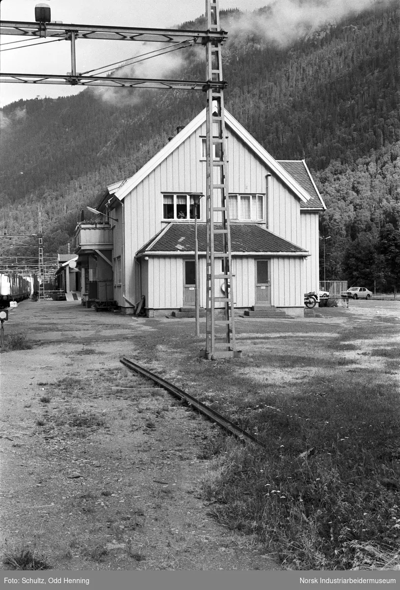 En løs jernbaneskinne som ligger igjen etter arbeid, ved Rjukan stasjon.