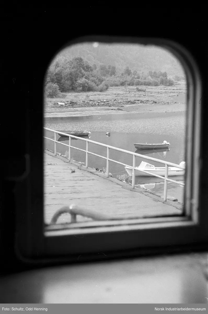 Havn for fritidsbåter ved Mæl, sett gjennom vinduet i et lokomotiv.