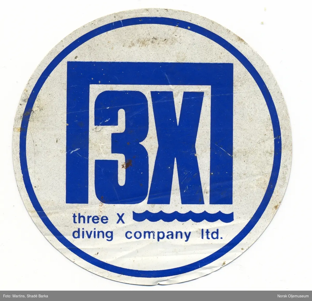 Klistremerke med logoen til dykkerselskapet 3X