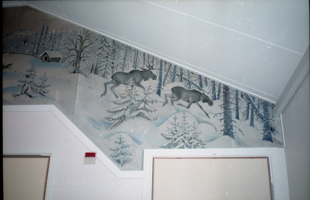 Interiör med dörr från byggnaden "Tjädern". Väggmålningar med motivet av älgar i vinterlandskap.