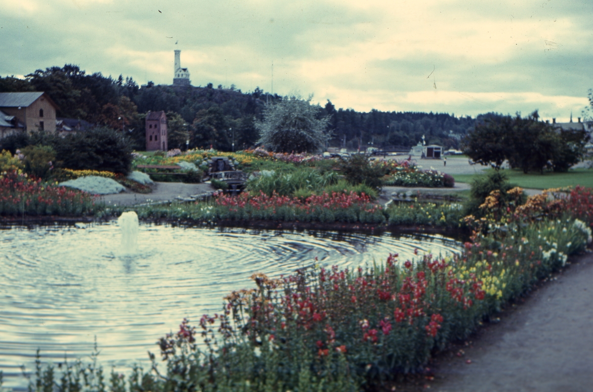 Park med fontän och blommor nedanför Östra Berget där utsiktstornet Oscarsborg är beläget, Söderhamn.