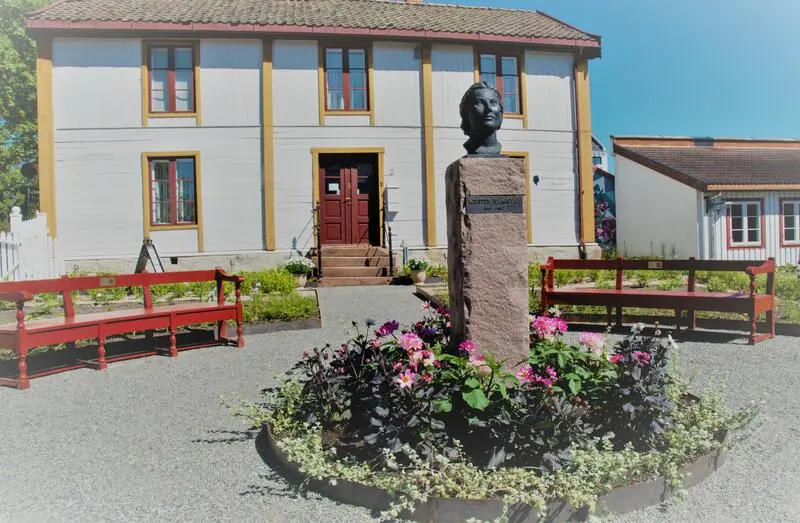 The new garden at Kirsten Flagstad museum at summer time. The bust of Kirsten Flagstad in the middle.