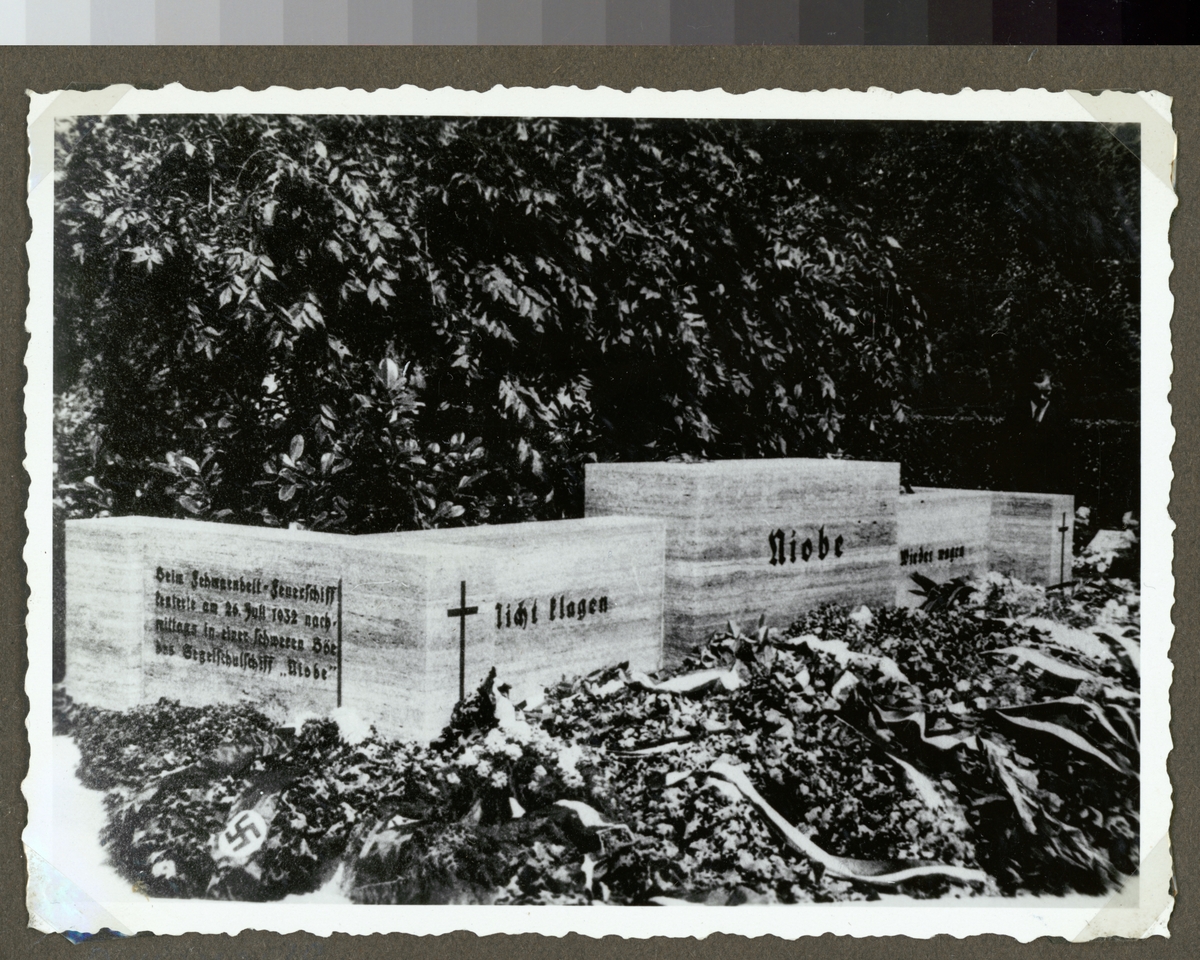 Bilden visar graven för offren från det tyska skolskeppets Niobes förlisning 1932.