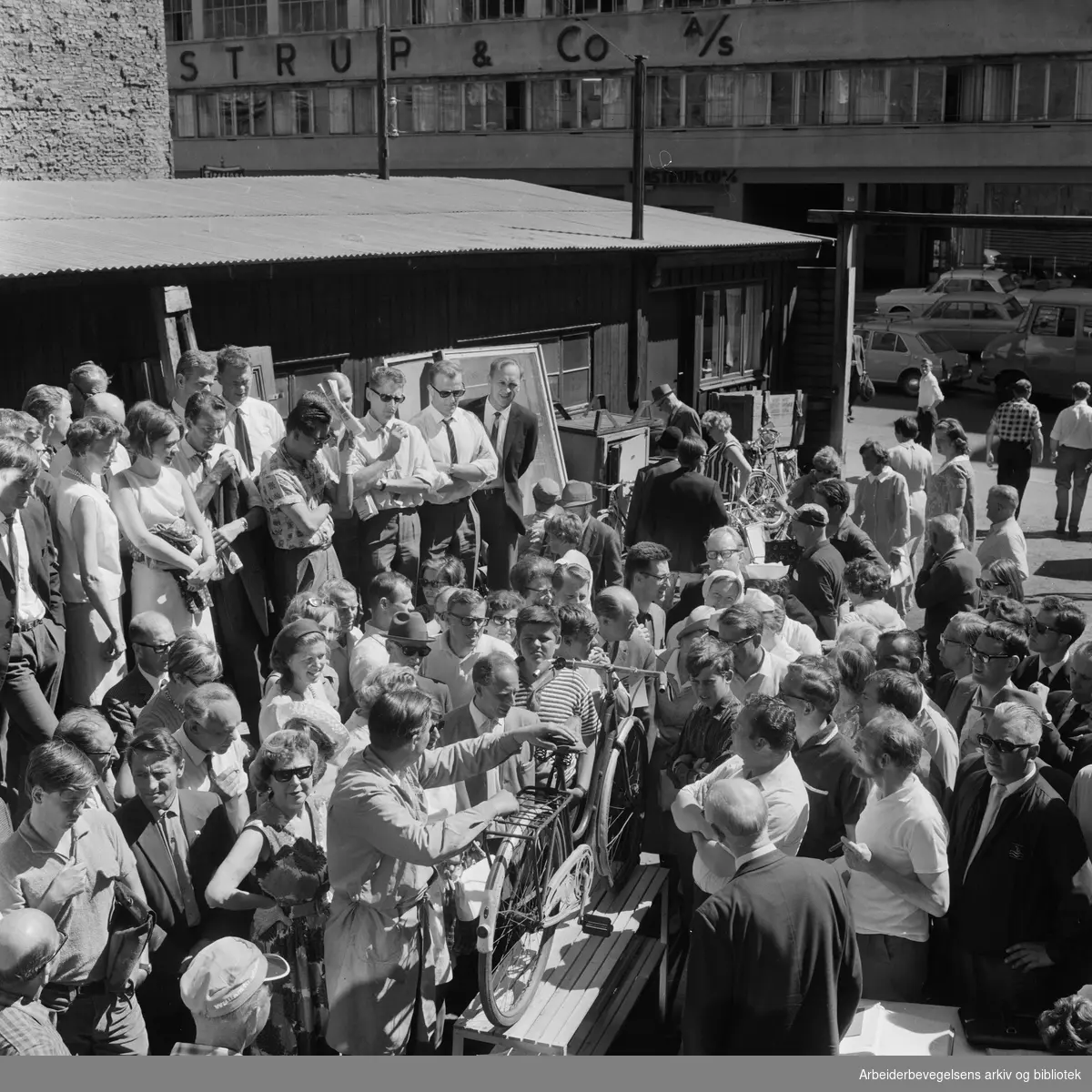 Oslopolitiets hittegodskontor holder auksjon over sykler i Christian Krohgs gate. Juni 1968.