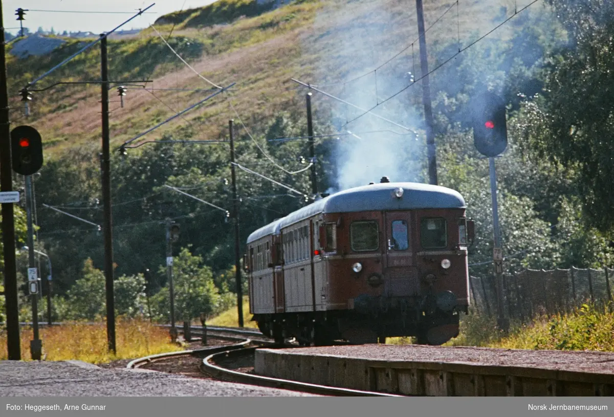 Dieselmotorvognsett med styrevogn BFS 86 86 nærmest, med persontog på Selsbakk stasjon