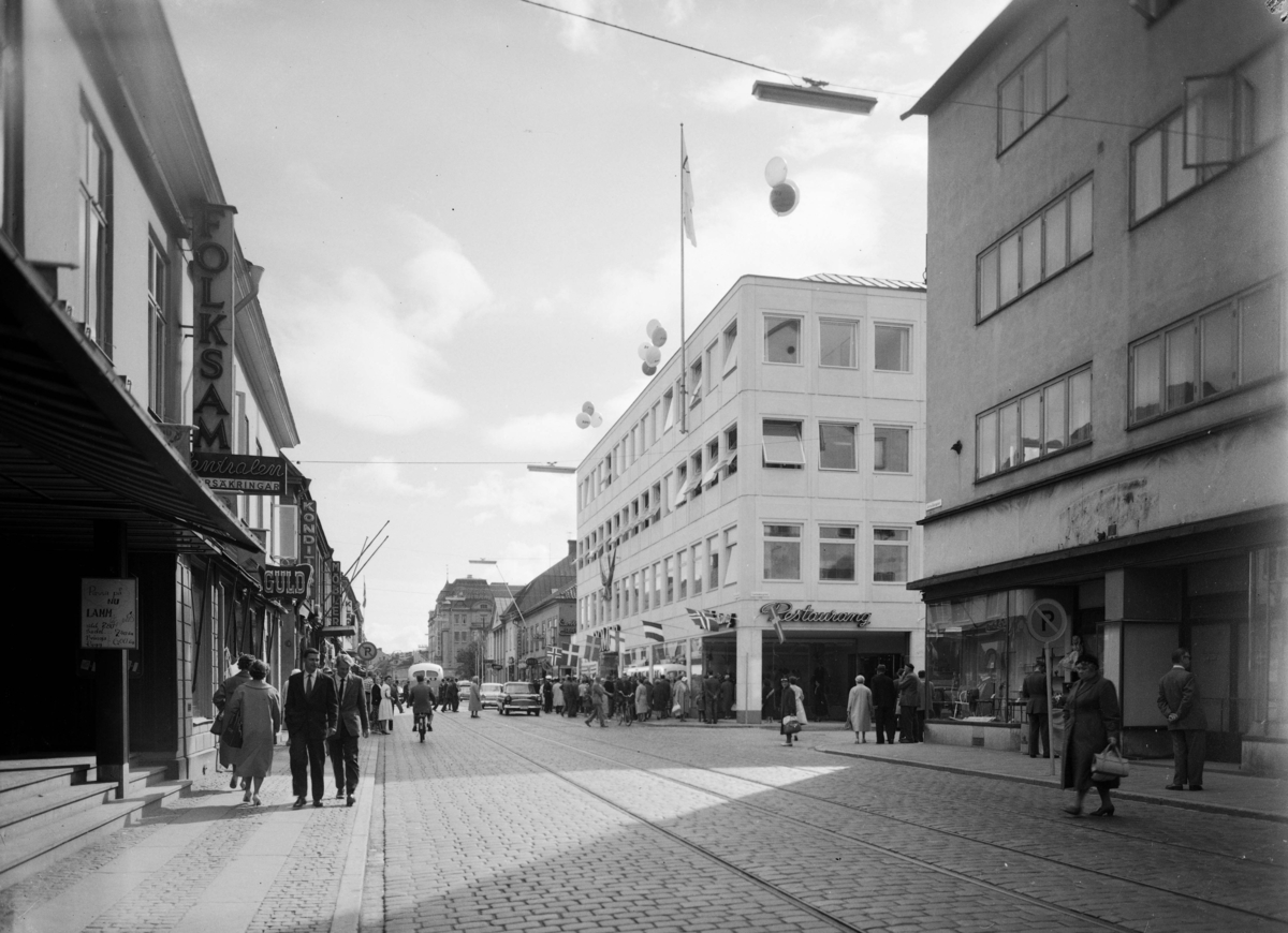 Östra Storgatan i Jönköping med det nybyggda varuhuset Domus, vit byggnad på höger sida. År 1960