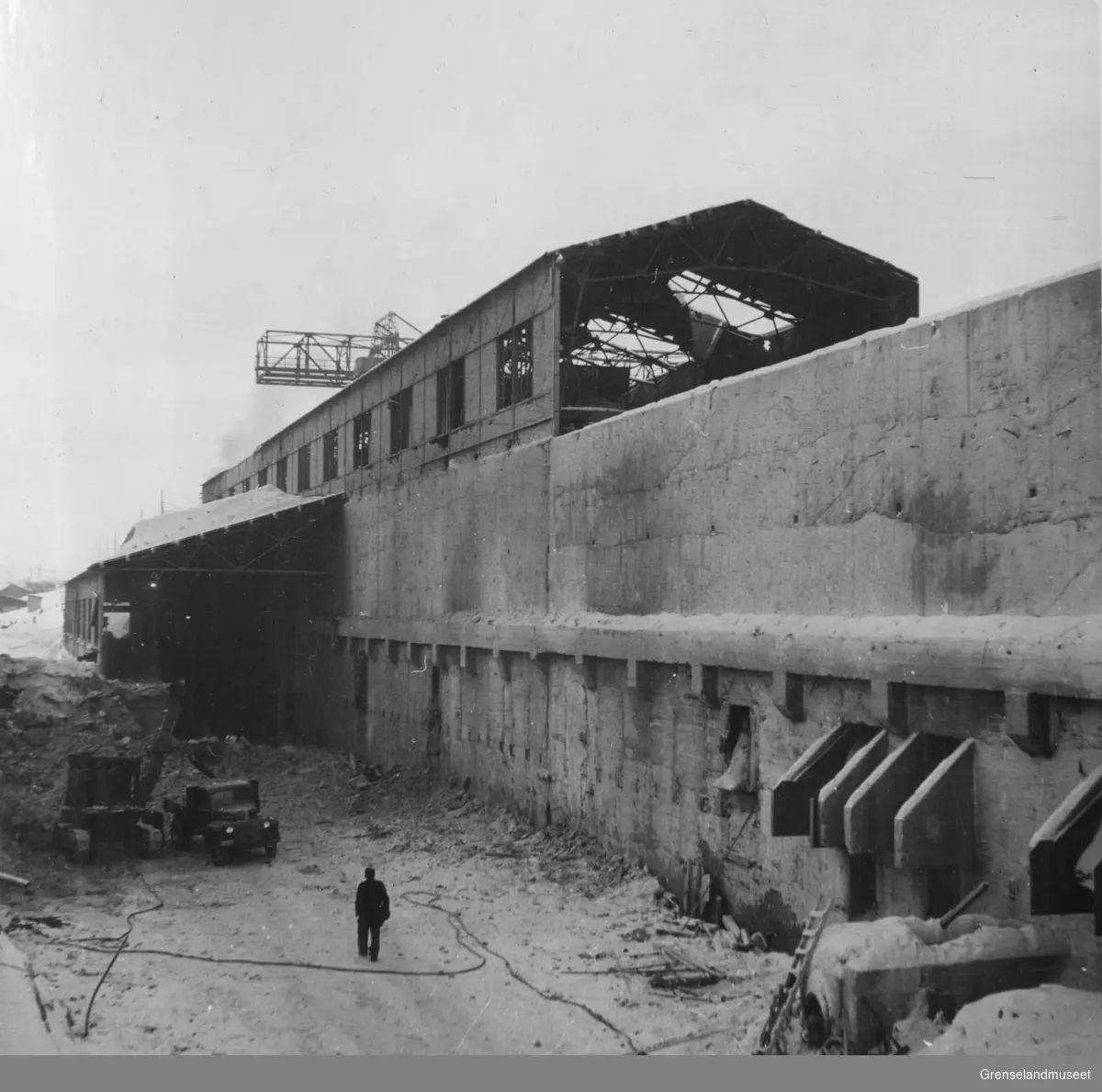Riving av Sydvarangers anlegg i Kirkenes etter krigen, her er finknuserverket borte, 27. februar 1948.