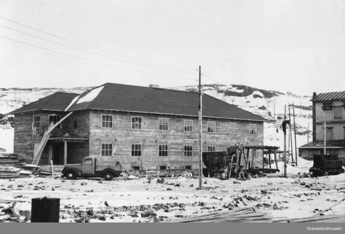 Råbygget til Sydvarangers gruvekontor i Bjørnevatn står ferdig, 20. mars 1948.
