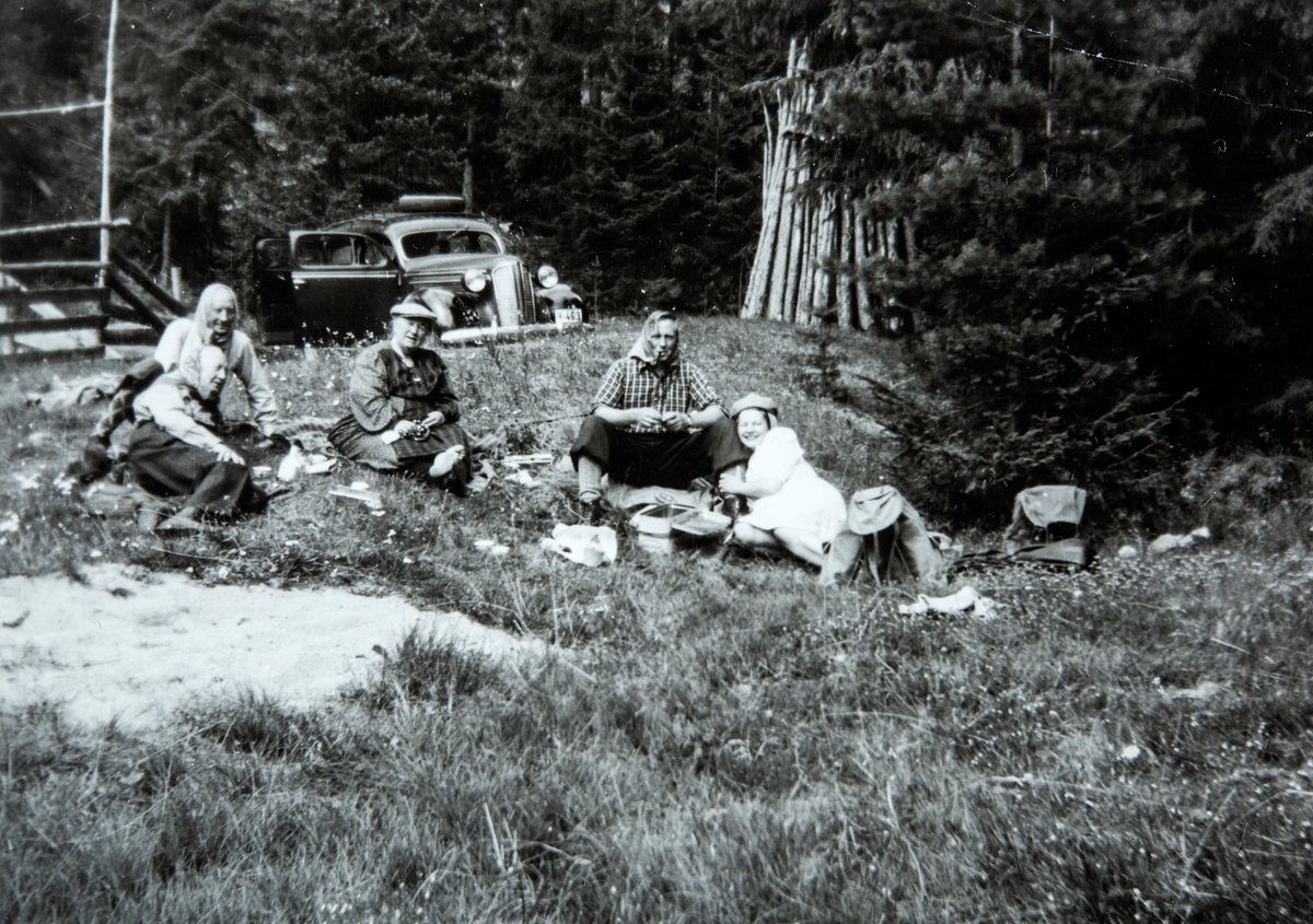 Gjestvang familien på biltur til Løset i Østerdalen i 1943.  Eli Cesilie (Ella), Gudbrand, Gjermund, Gustav og Sigrid Gjestvang. Bilen i bakgrunn har reg.nr. A(?)-463.