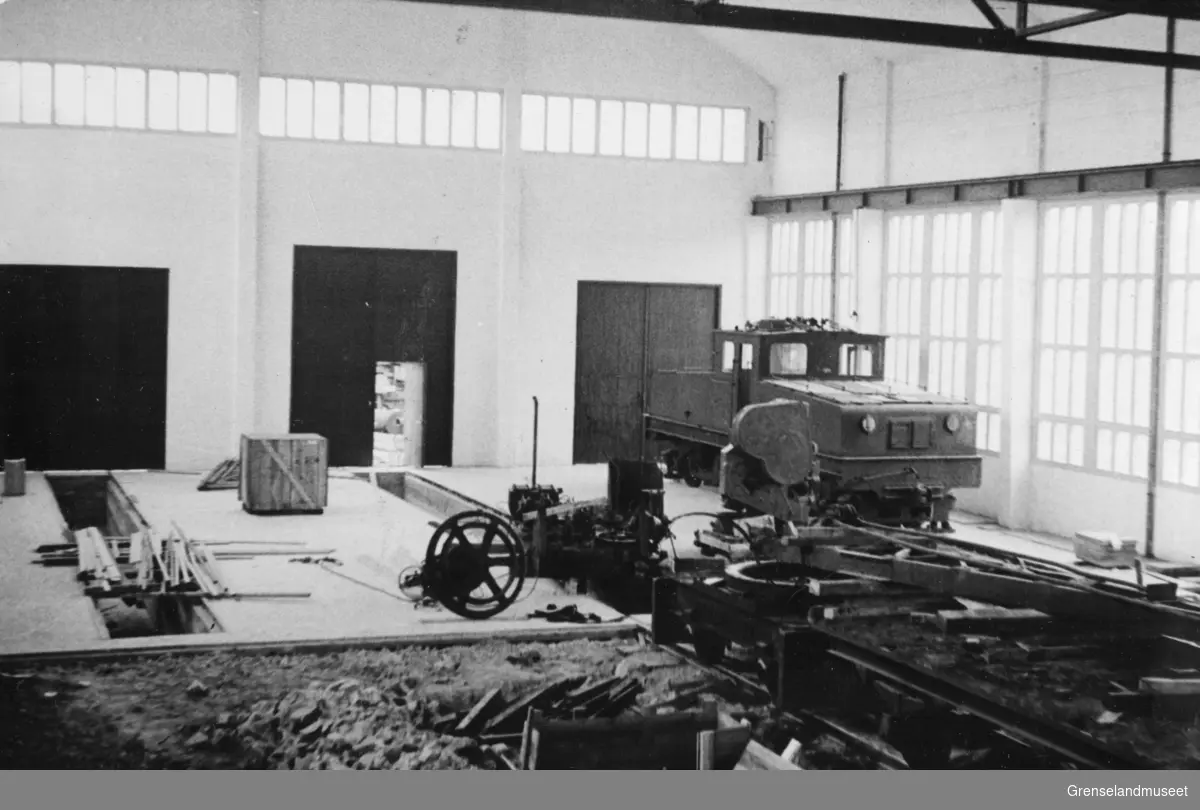 Gjenoppbyggingen av Sydvaranger rett etter krigen, inne fra lokomotiv-verkstedet 17. august 1948.