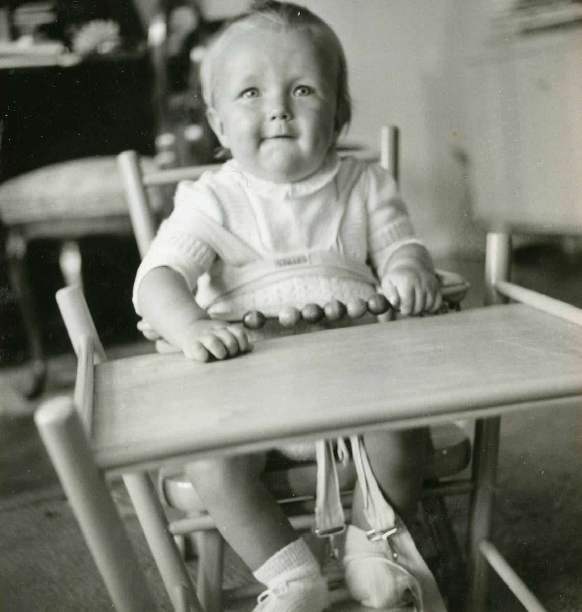 Manne Ekman (född 1955) sitter i sin barnstol, Rothvalls hus i Kållered 1956.