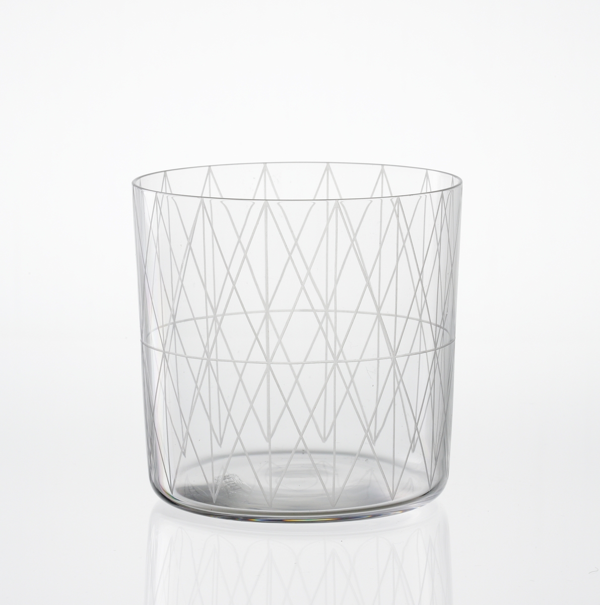 Formgivare: Edvin Öhrström. Cylindrisk kupa med graverad geometrisk dekor.