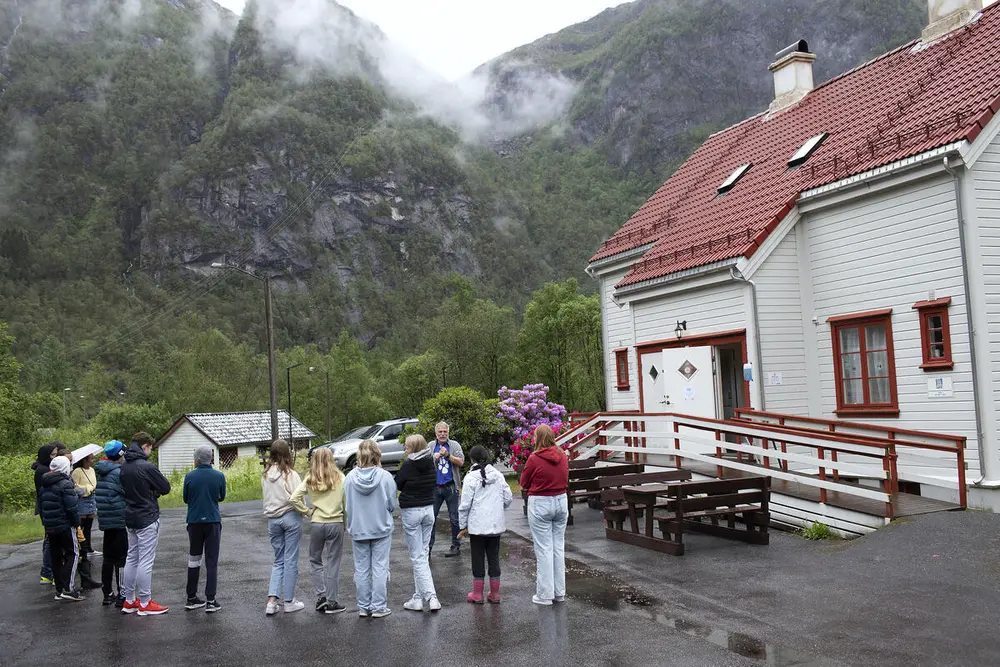 Elevar føre inngangen til Bjørn West Museet i Matre