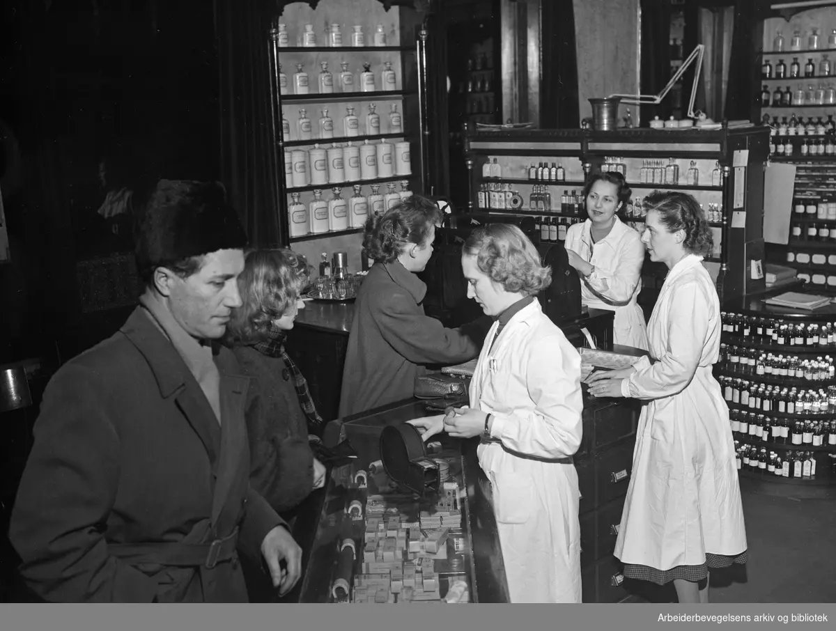 Elephant-apoteket på Stortorvet 11. Interiør. Mars 1954