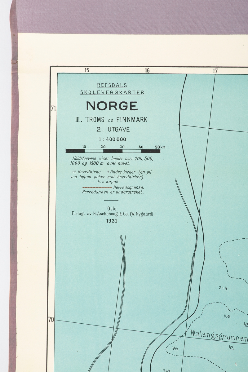Skolekart, viser Finnmark fylke. Montert på to rundstokker.