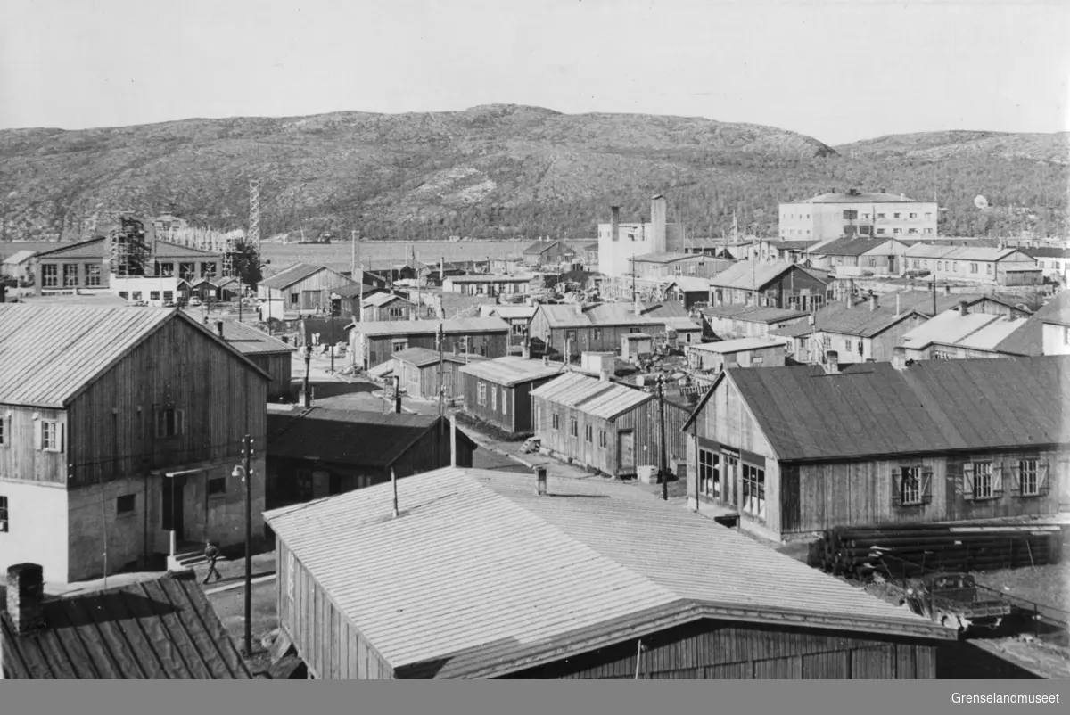 Byparti under gjenreisninga, Kirkenes sentrum, 9. september 1948. Dampsentralen i bakgrunnen.