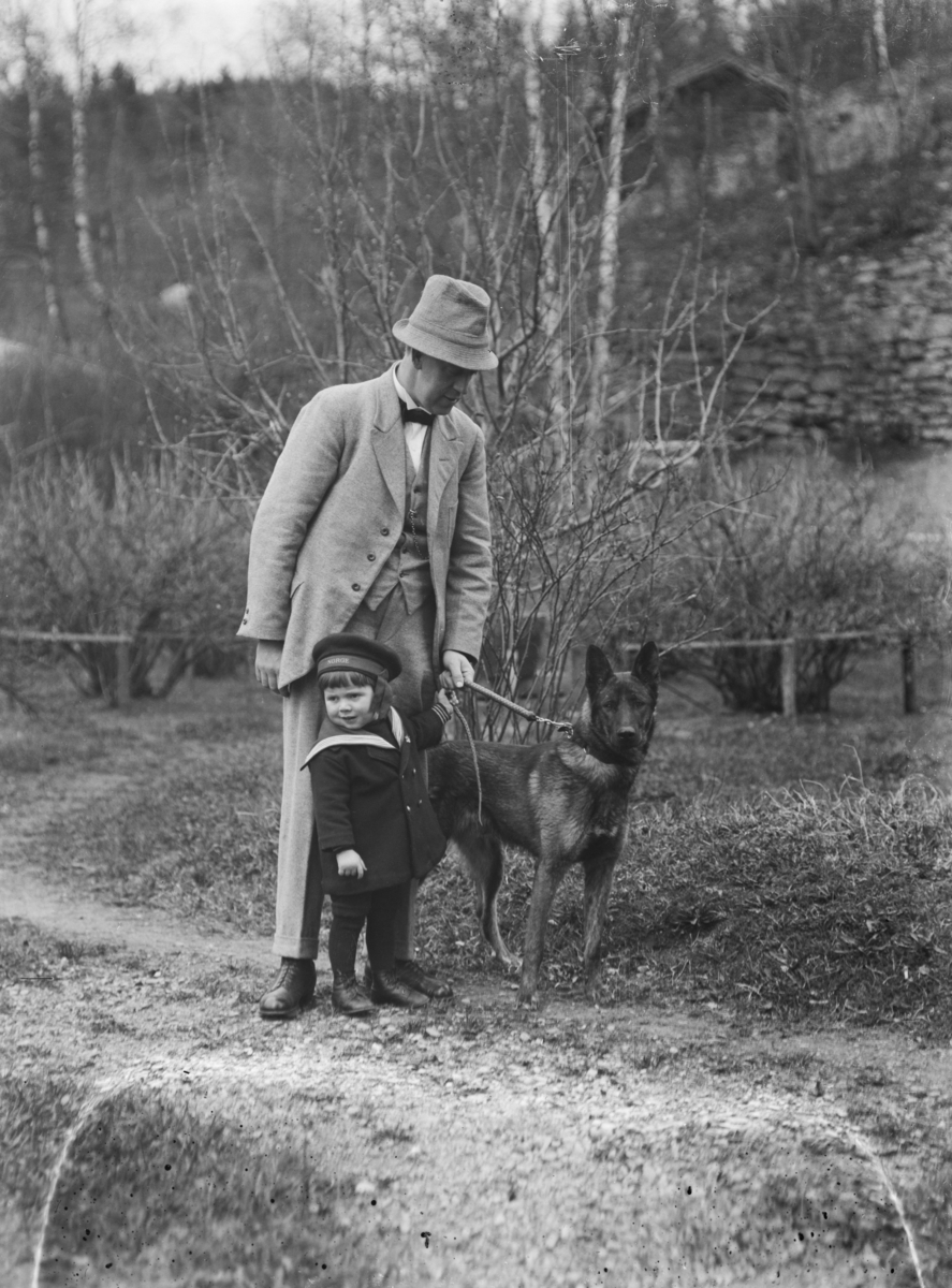 Ringebu. Bjørn og W.H. Remen med hunden Lord i en hage.